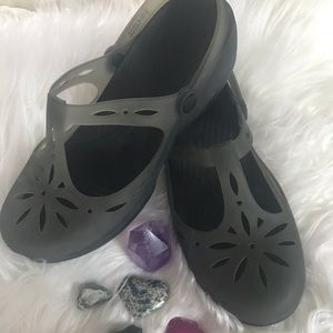 Crocs women’s beach shoes